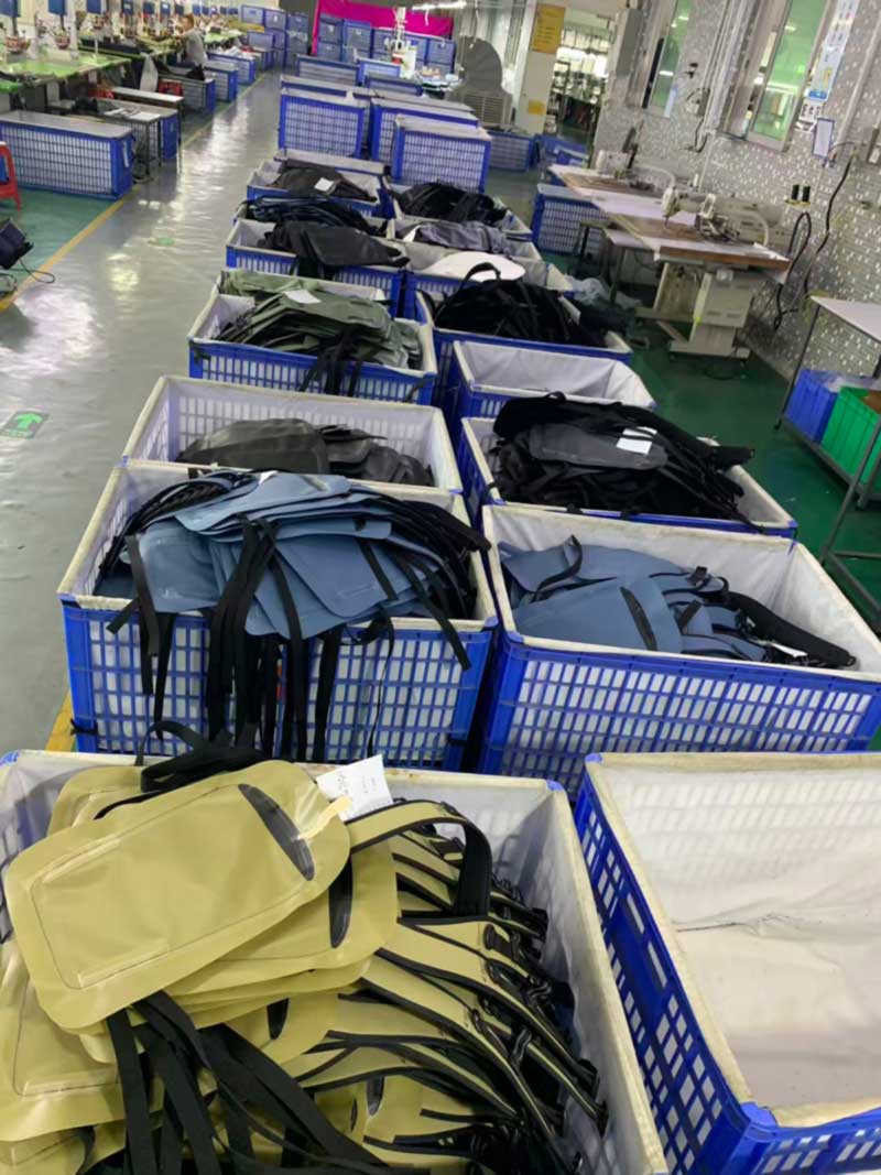 Enam Jalur Warna dari Satu Tas Ransel Melalui Garis yang Sama