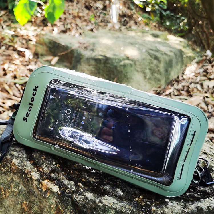 Tas telepon tahan air untuk pantai